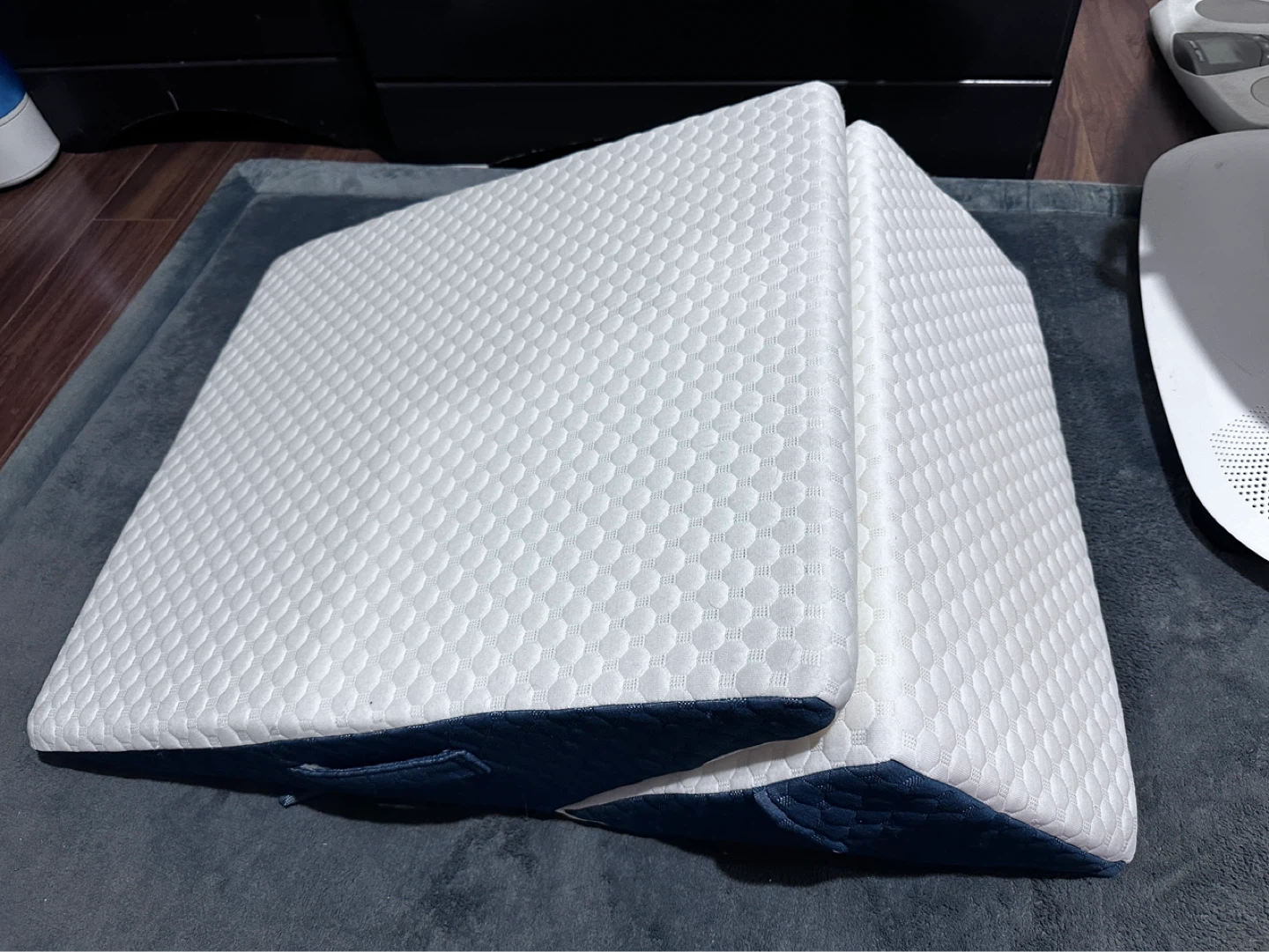 Bed Wedge Pillow - White/Blue