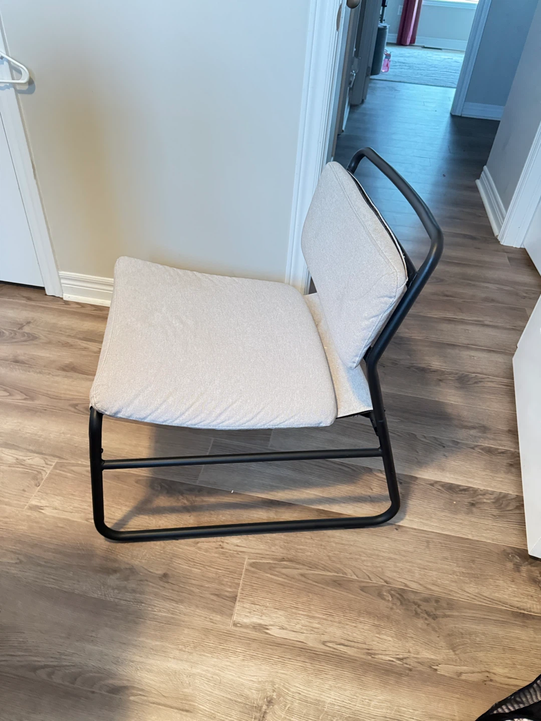 IKEA accent chair with black metal frame - photo 4