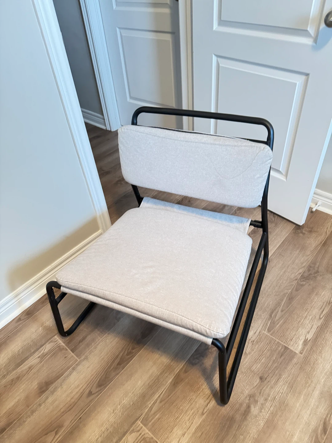 IKEA accent chair with black metal frame - photo 2