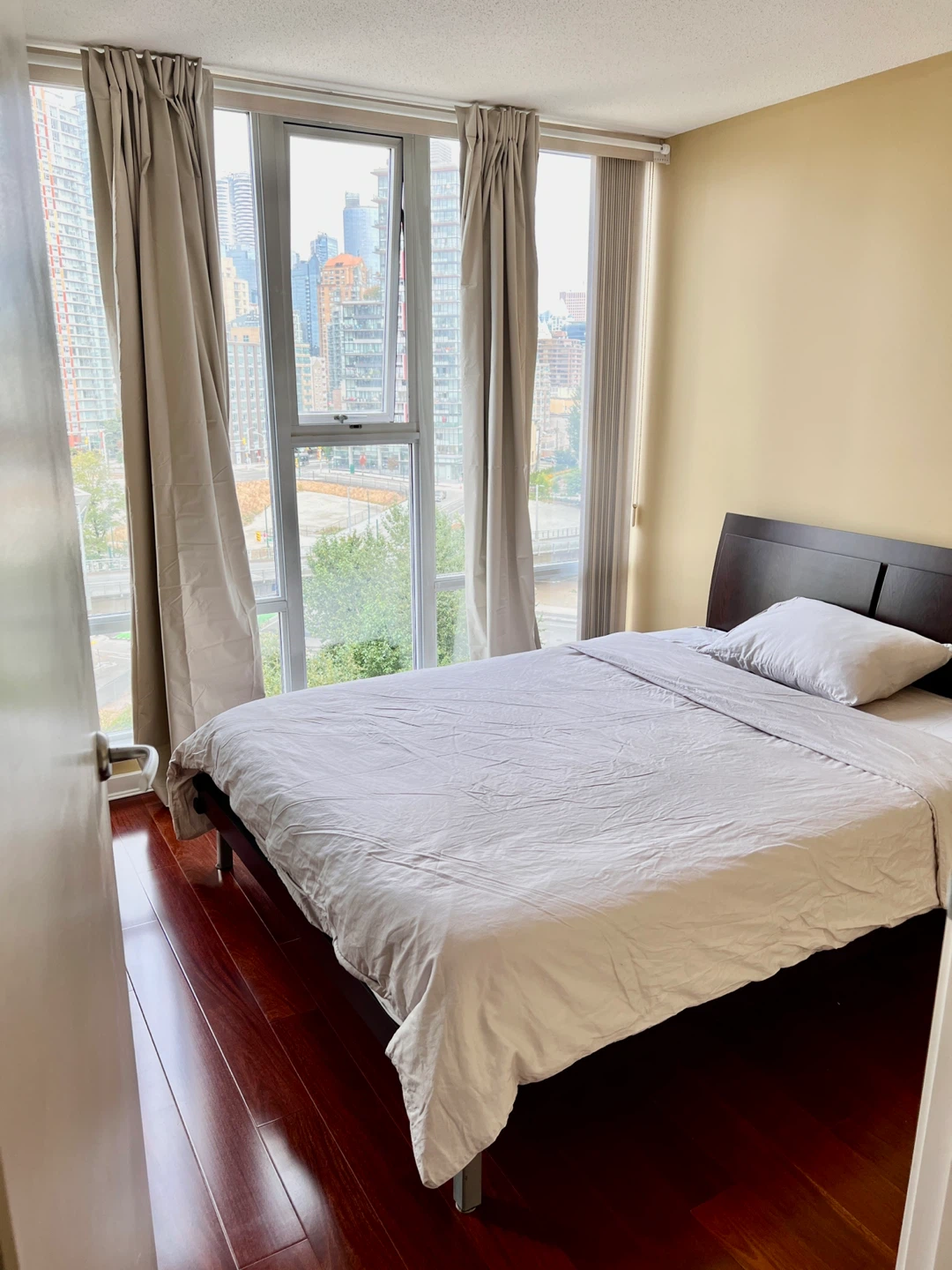 Vancouver downtown/Yaletown 1 bedroom 1 den short term rental - photo 2
