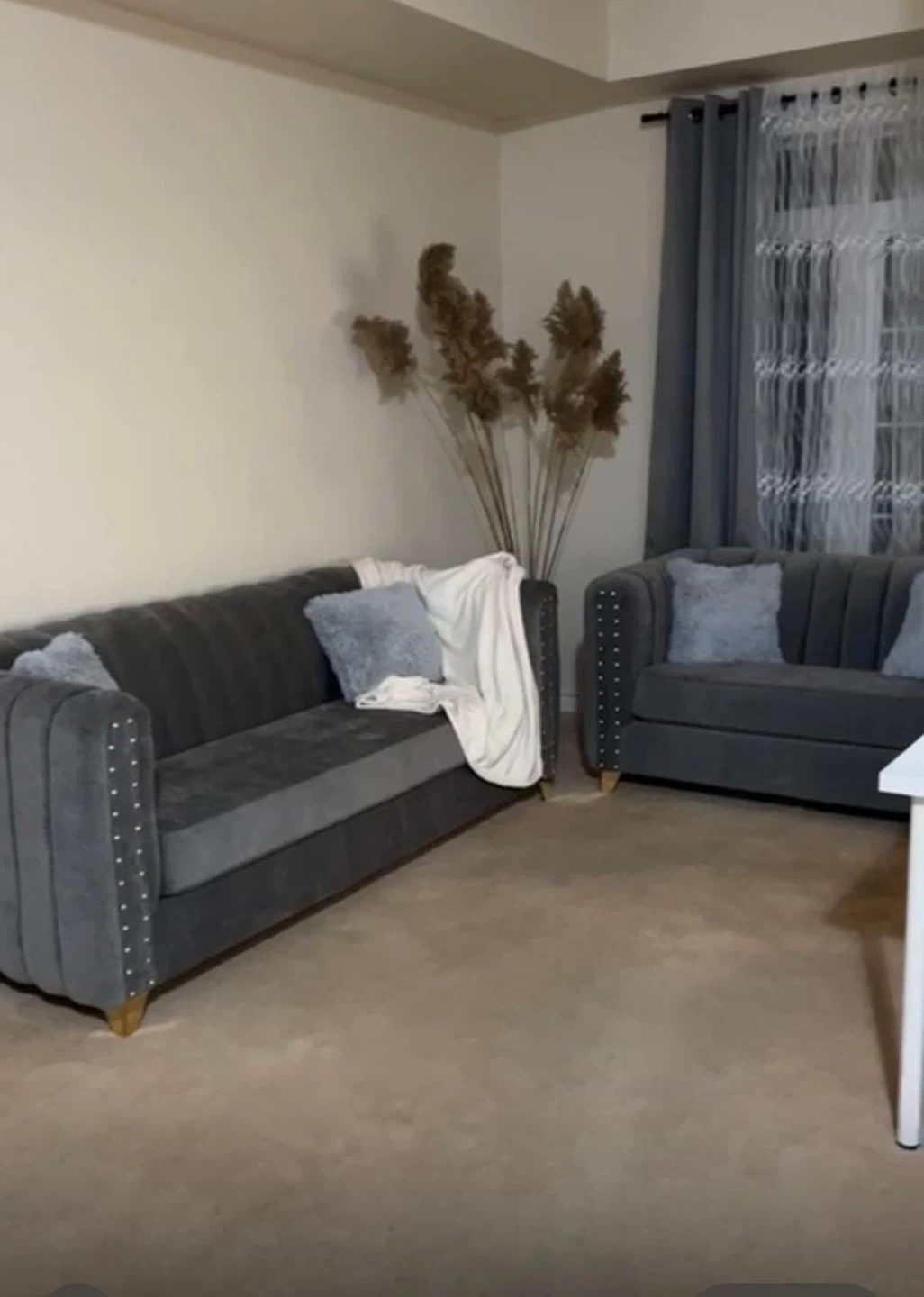Grey tufted sofa - photo 3