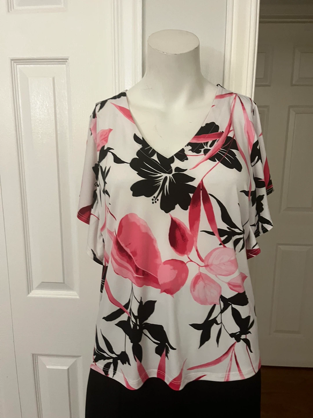 Laura Petites Women's Floral V-Neck Top Size Medium - photo 3