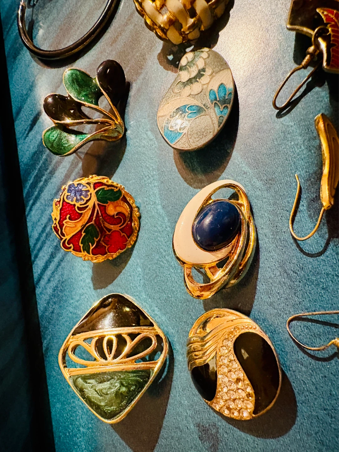 Single vintage enamel earrings - photo 3