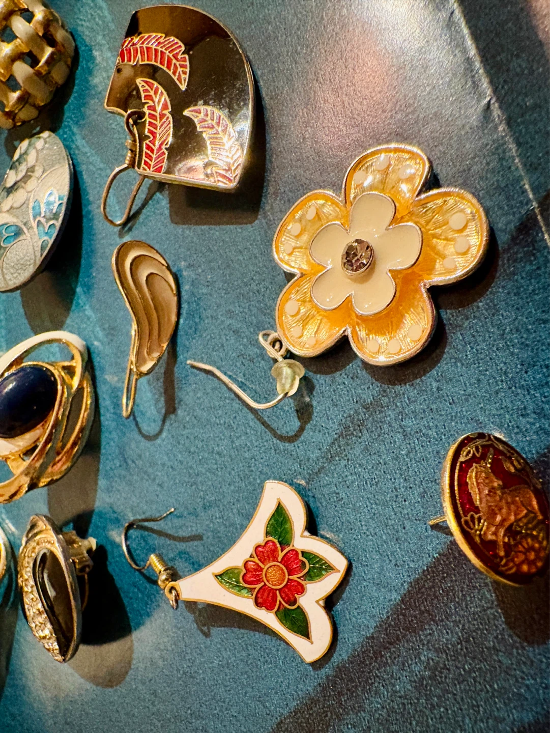 Single vintage enamel earrings - photo 4