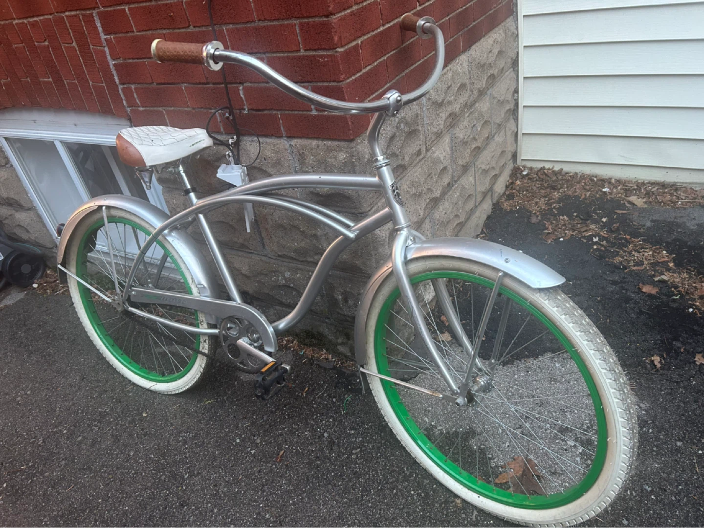 Silver Cruiser Bicycle with Green Rims - photo 2