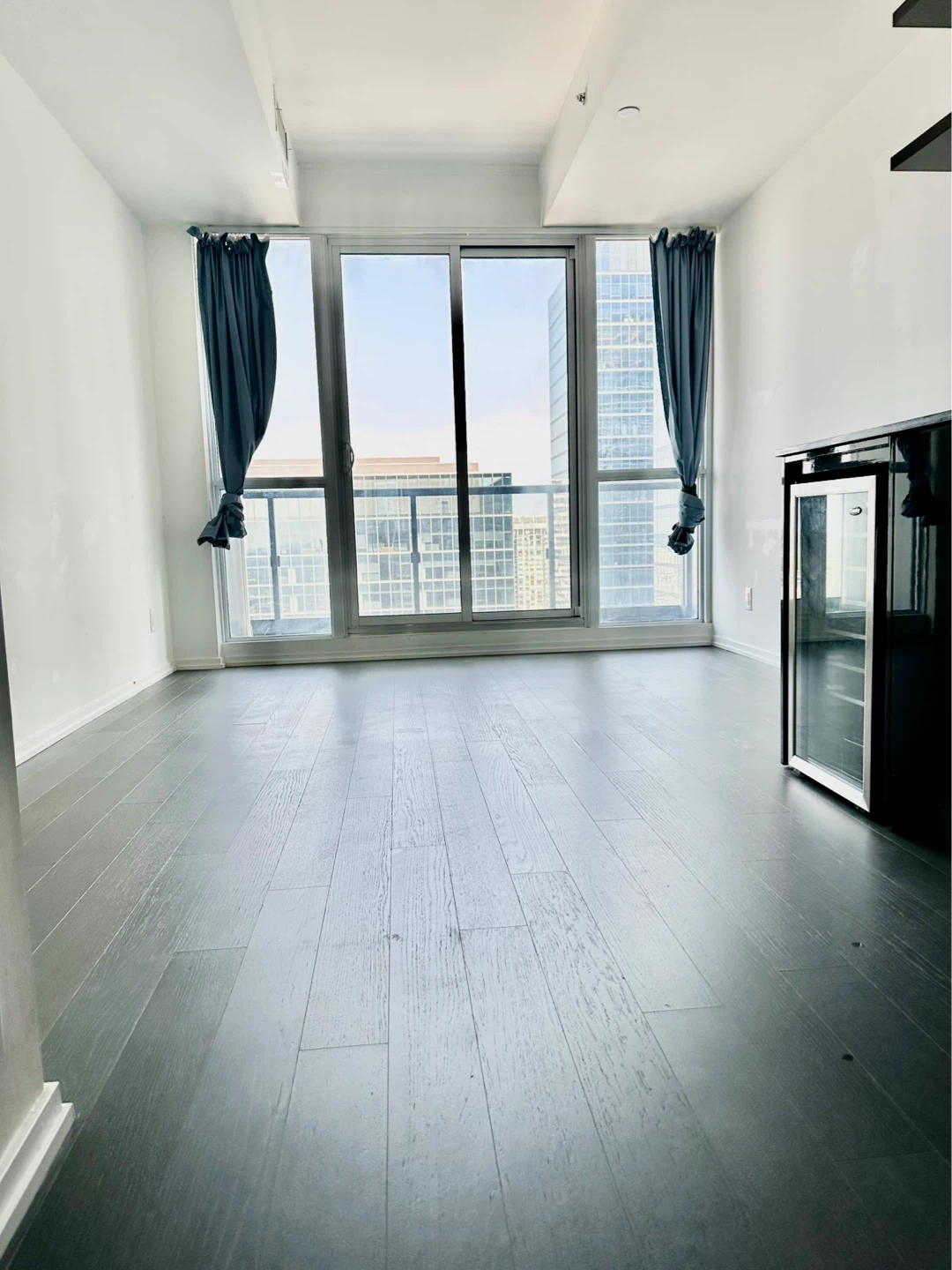 Modern Condo Unit - Studio- 70 temperance st