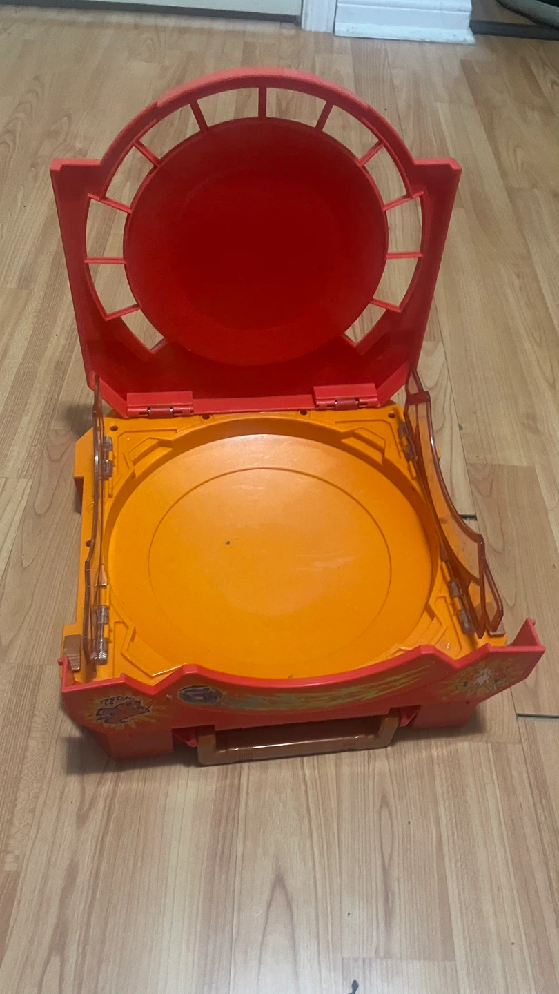 Beyblade Metal Fusion Arena and Beyblades Lot - photo 2