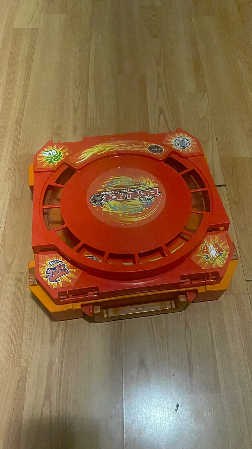 Beyblade Metal Fusion Arena and Beyblades Lot - photo 3