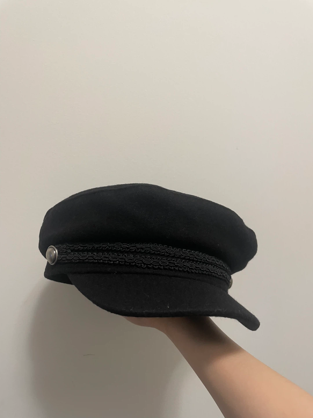 An brand new，unworn Urban Revivo Black Flat Cap - photo 2
