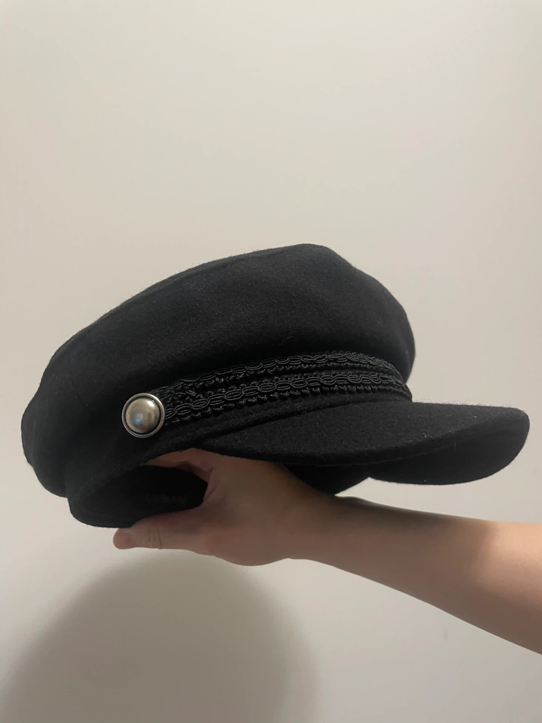 An brand new，unworn Urban Revivo Black Flat Cap
