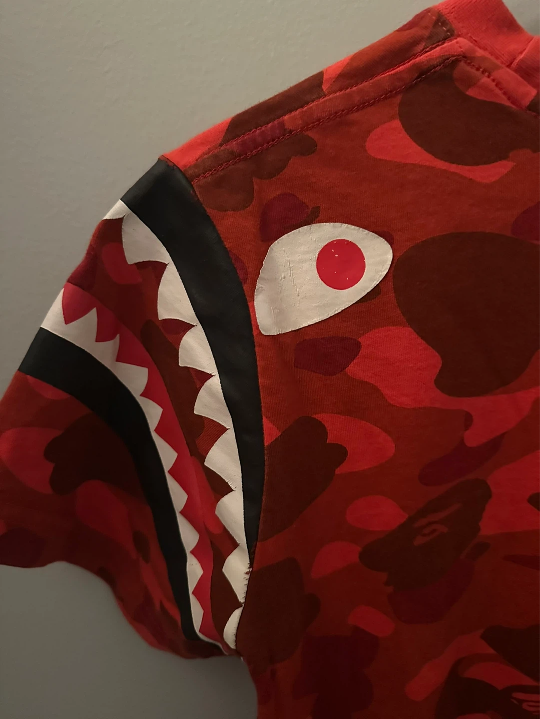 🚀AUTHENTIC BAPE Red Camo Shark Mouth T-Shirt - photo 4