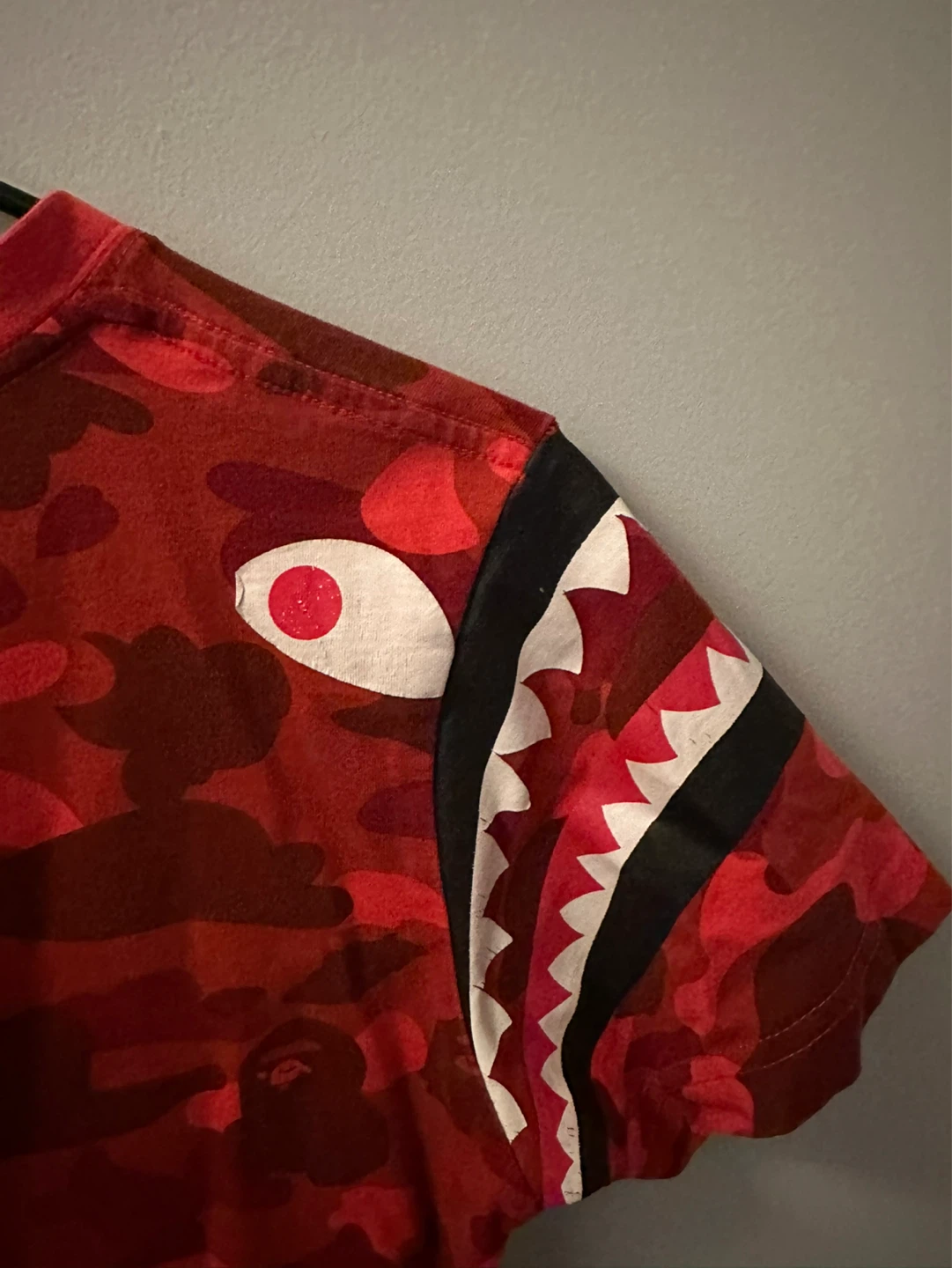 🚀AUTHENTIC BAPE Red Camo Shark Mouth T-Shirt - photo 5