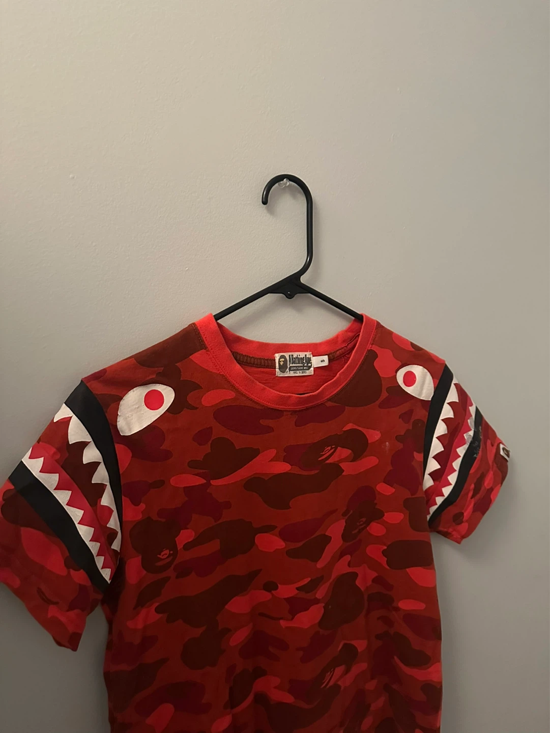 🚀AUTHENTIC BAPE Red Camo Shark Mouth T-Shirt - photo 2