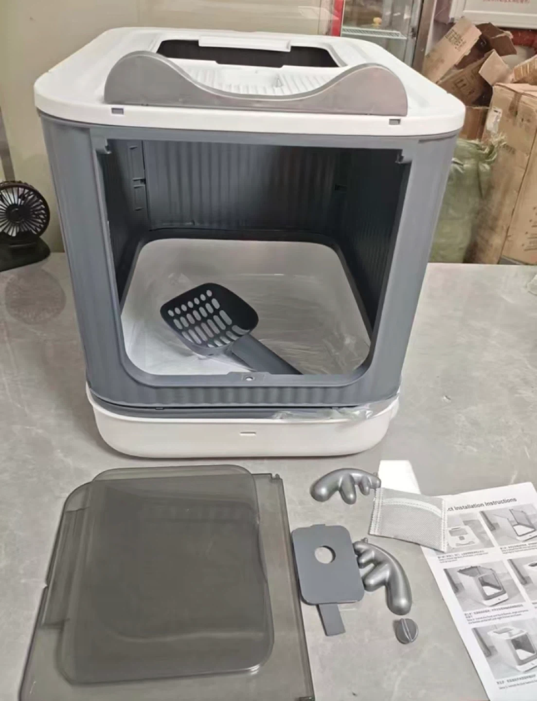 Enclosed Litter Box with Scoop and Deodorizing Bags