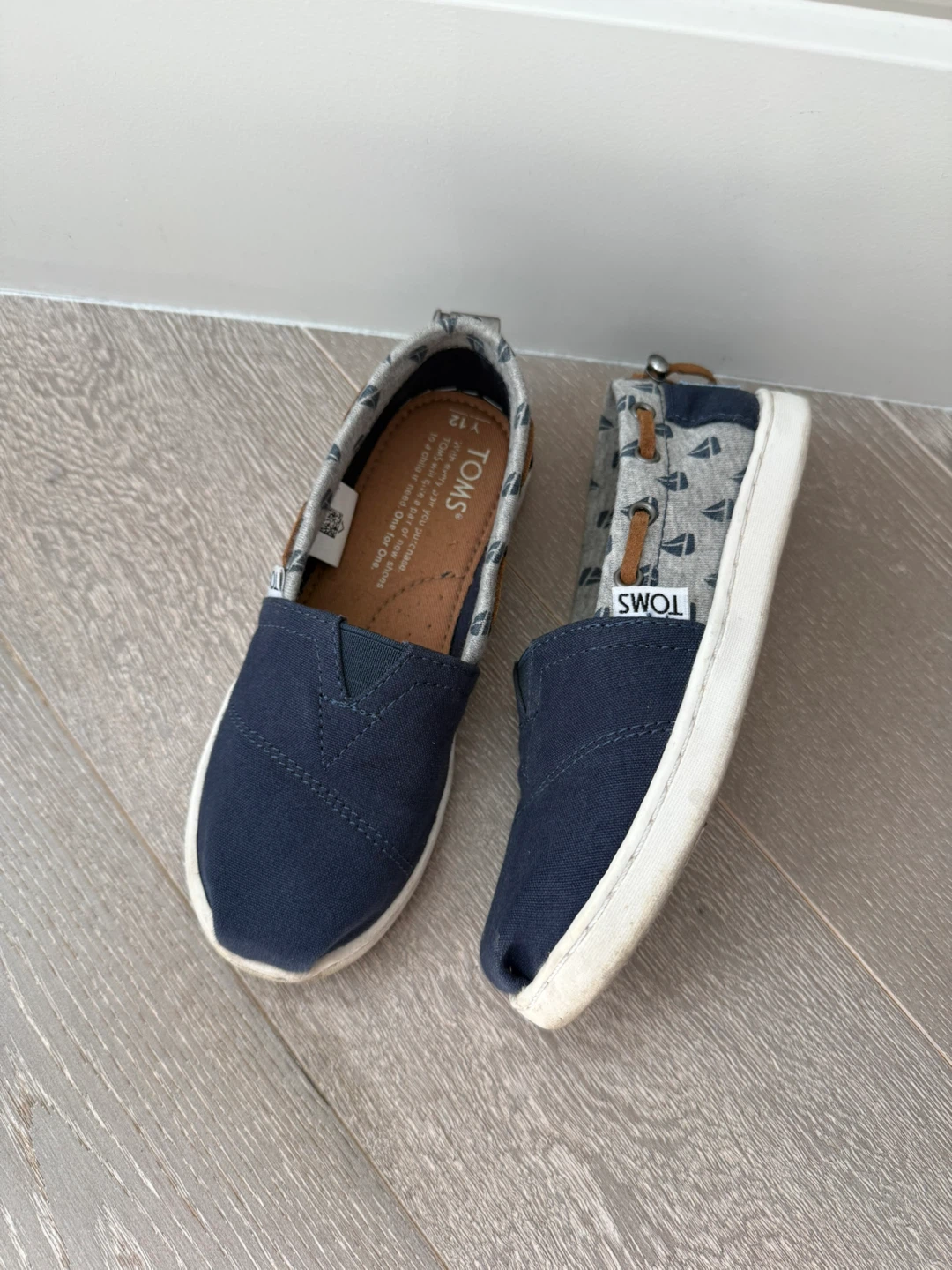 TOMS Kid’s Shoes Y12 (Sailboat Print)