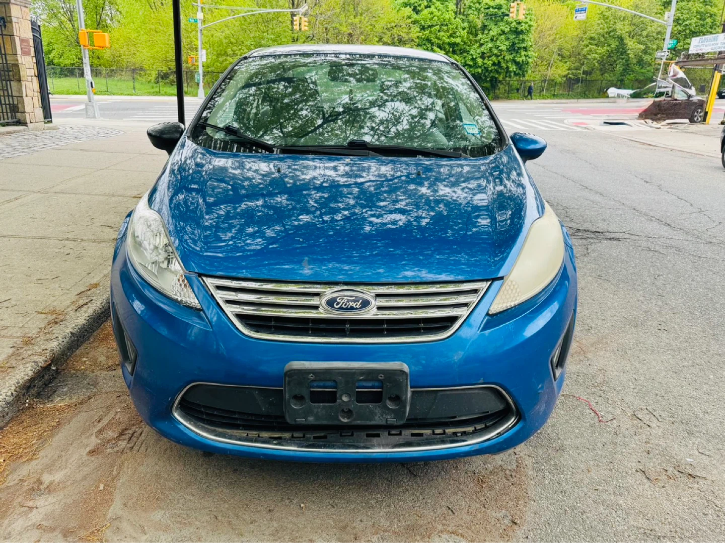 2012 Ford Firesta SE sedan - photo 2