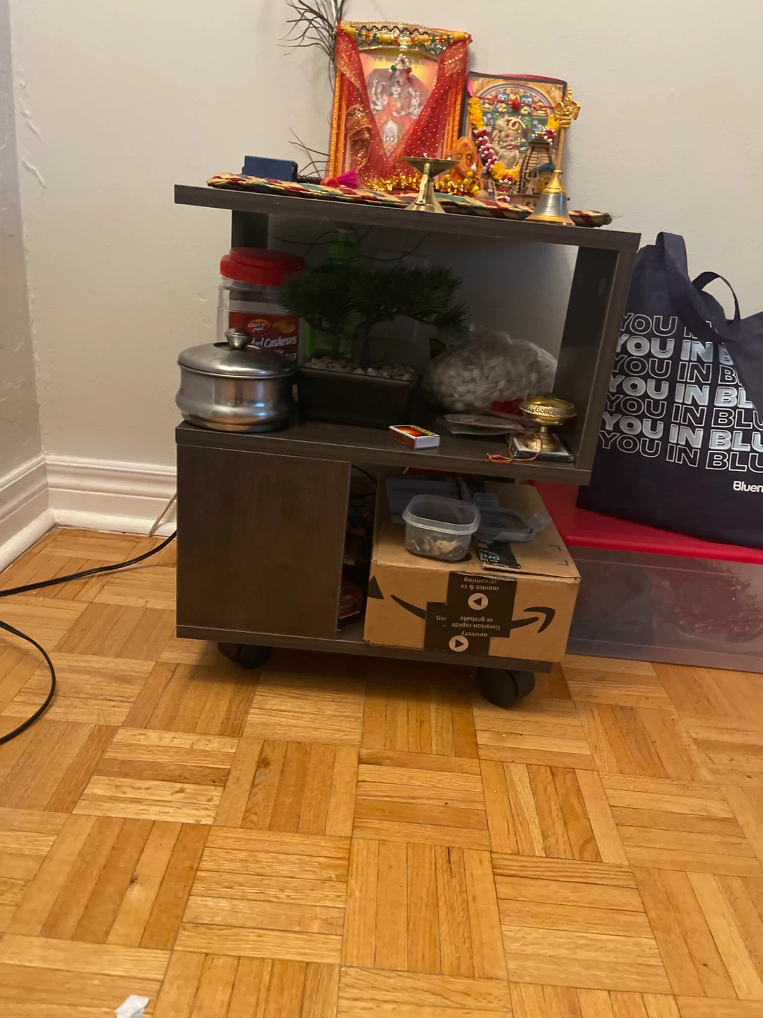 Small dark brown rolling accent table - photo 2