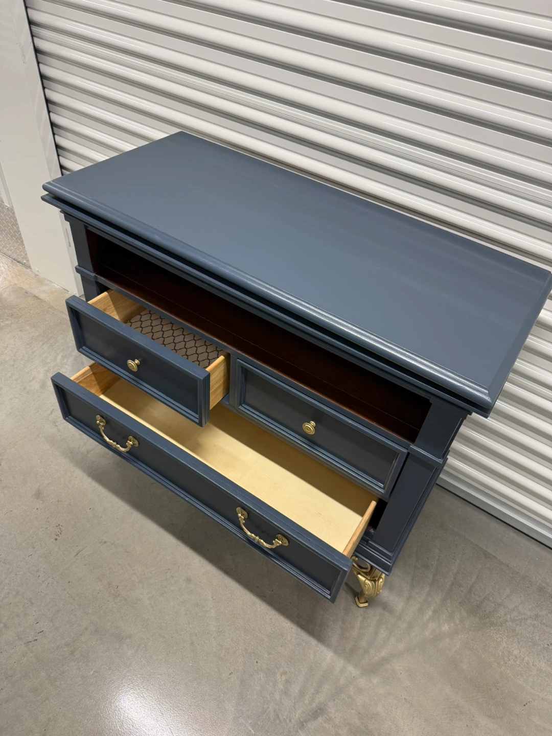🚨Free Delivery NY/NJ Navy Blue Solid Wood TV Table - 3 Drawers - photo 3