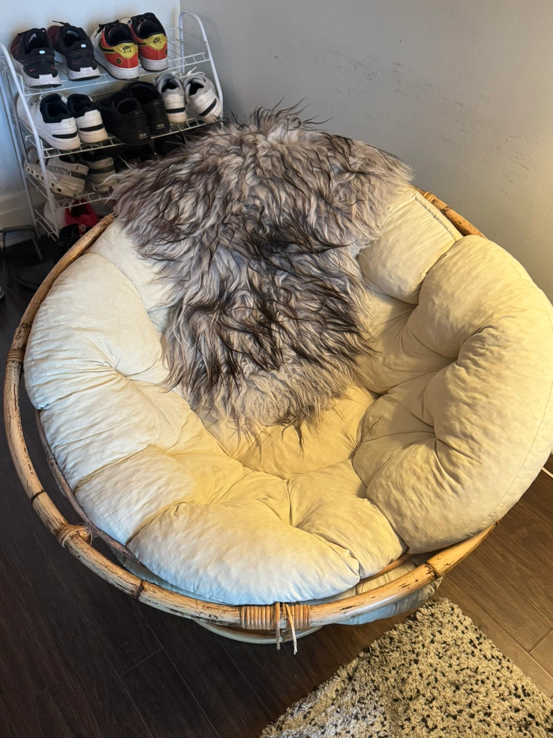Papasan Chair with Cushion and Faux Fur Throw