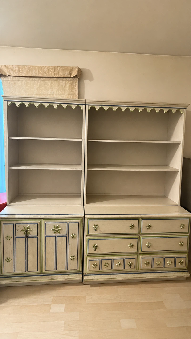 Vintage Style Bedroom Set - Dresser and Hutch