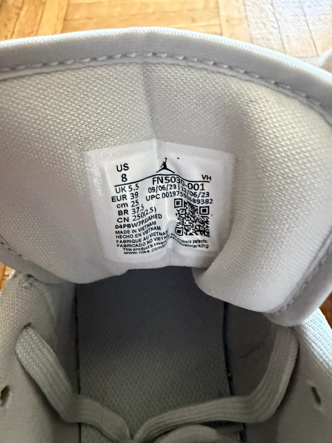 Air Jordan 1 Low SE Silver Metallic Sneakers - photo 5