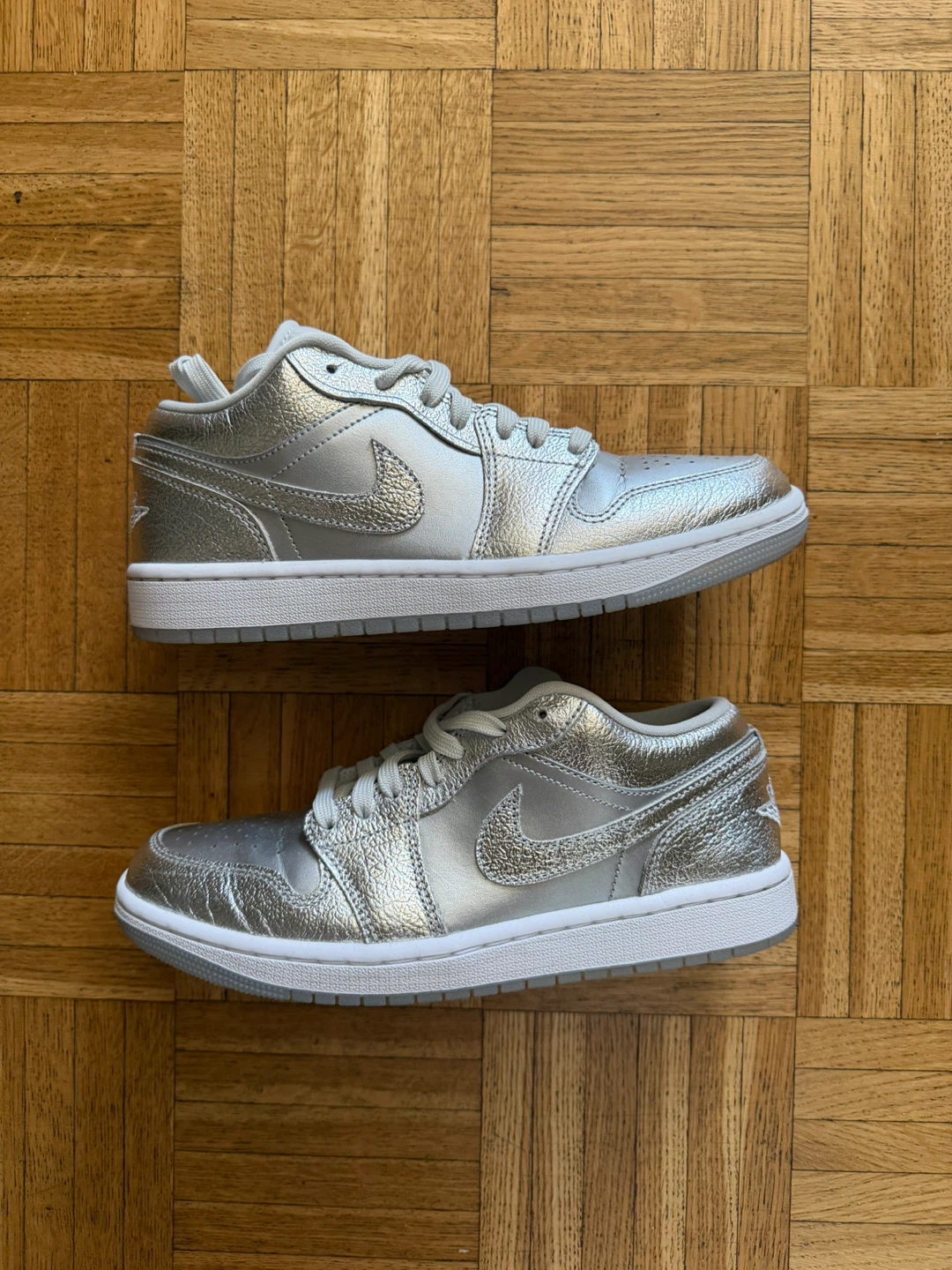 Air Jordan 1 Low SE Silver Metallic Sneakers - photo 3