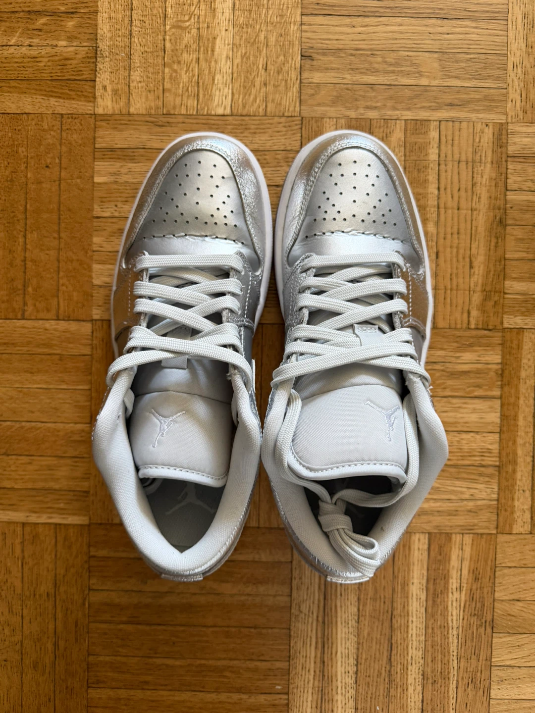 Air Jordan 1 Low SE Silver Metallic Sneakers - photo 2