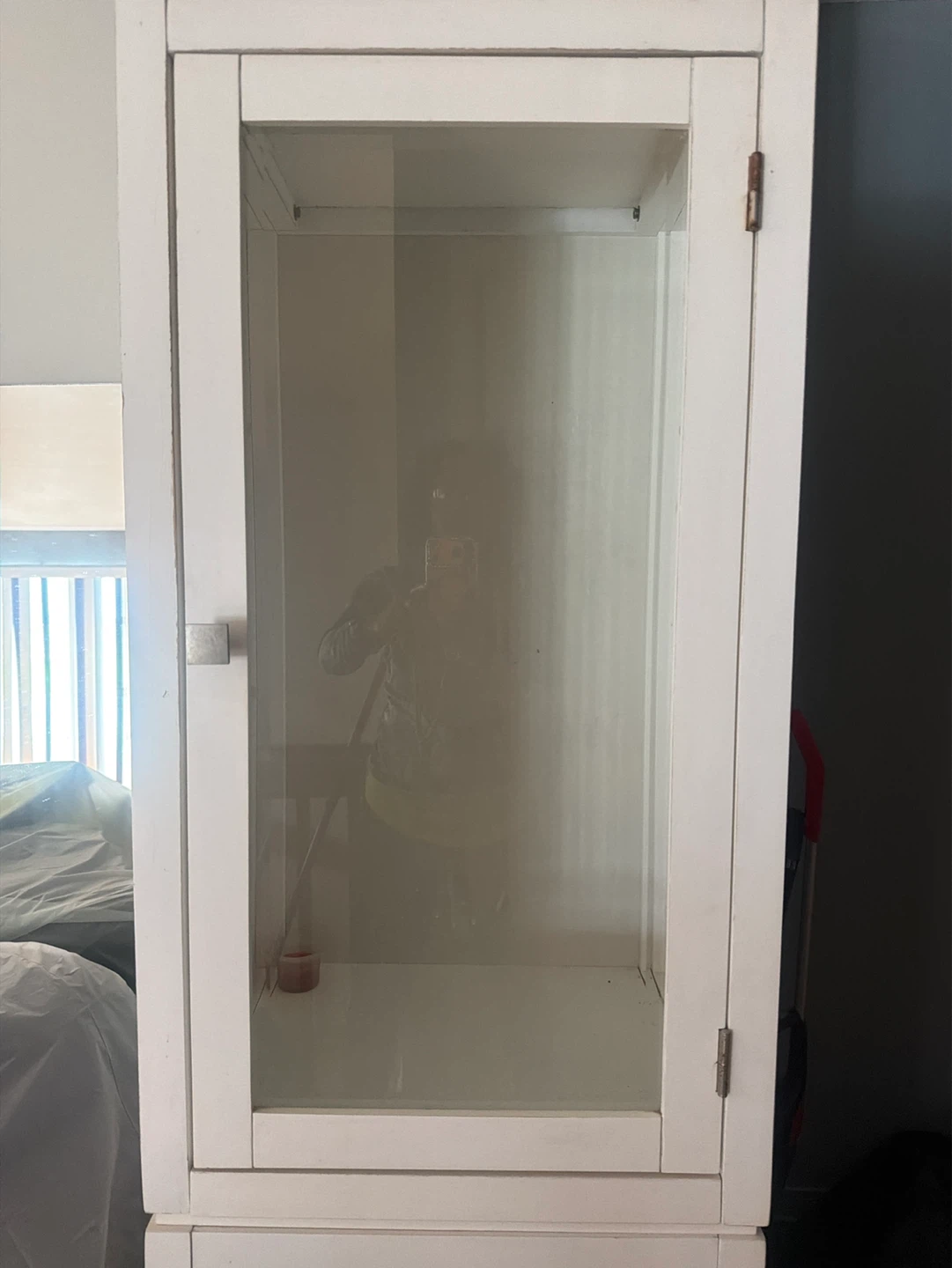 White display cabinet with drawers