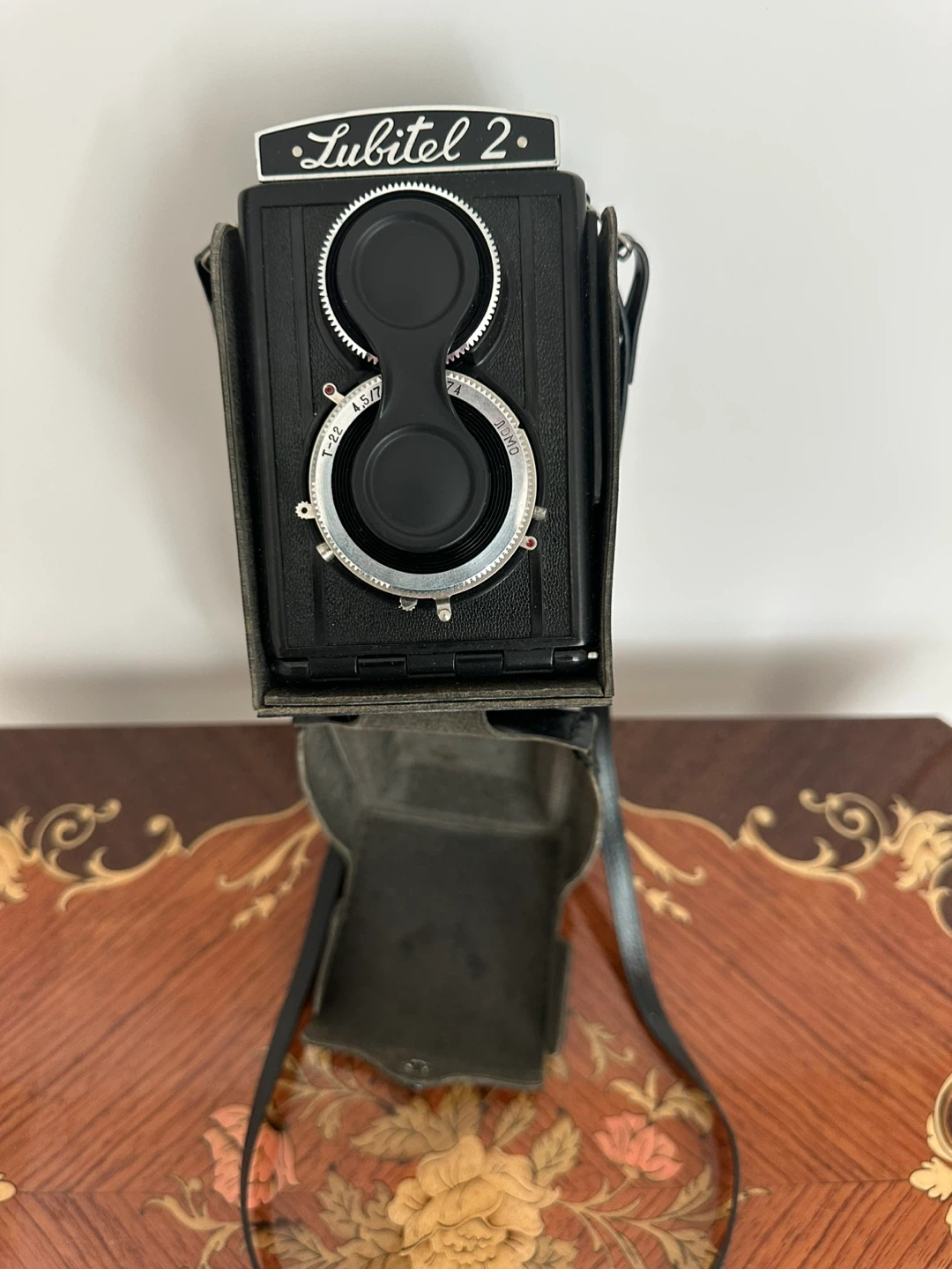 Lubitel 2 Twin Lens Reflex Camera with Case - photo 5