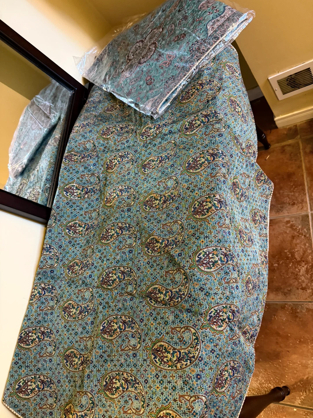 Paisley Patterned Tablecloth Set - photo 3