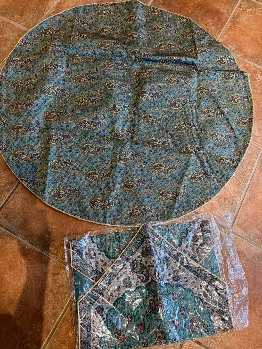Paisley Patterned Tablecloth Set