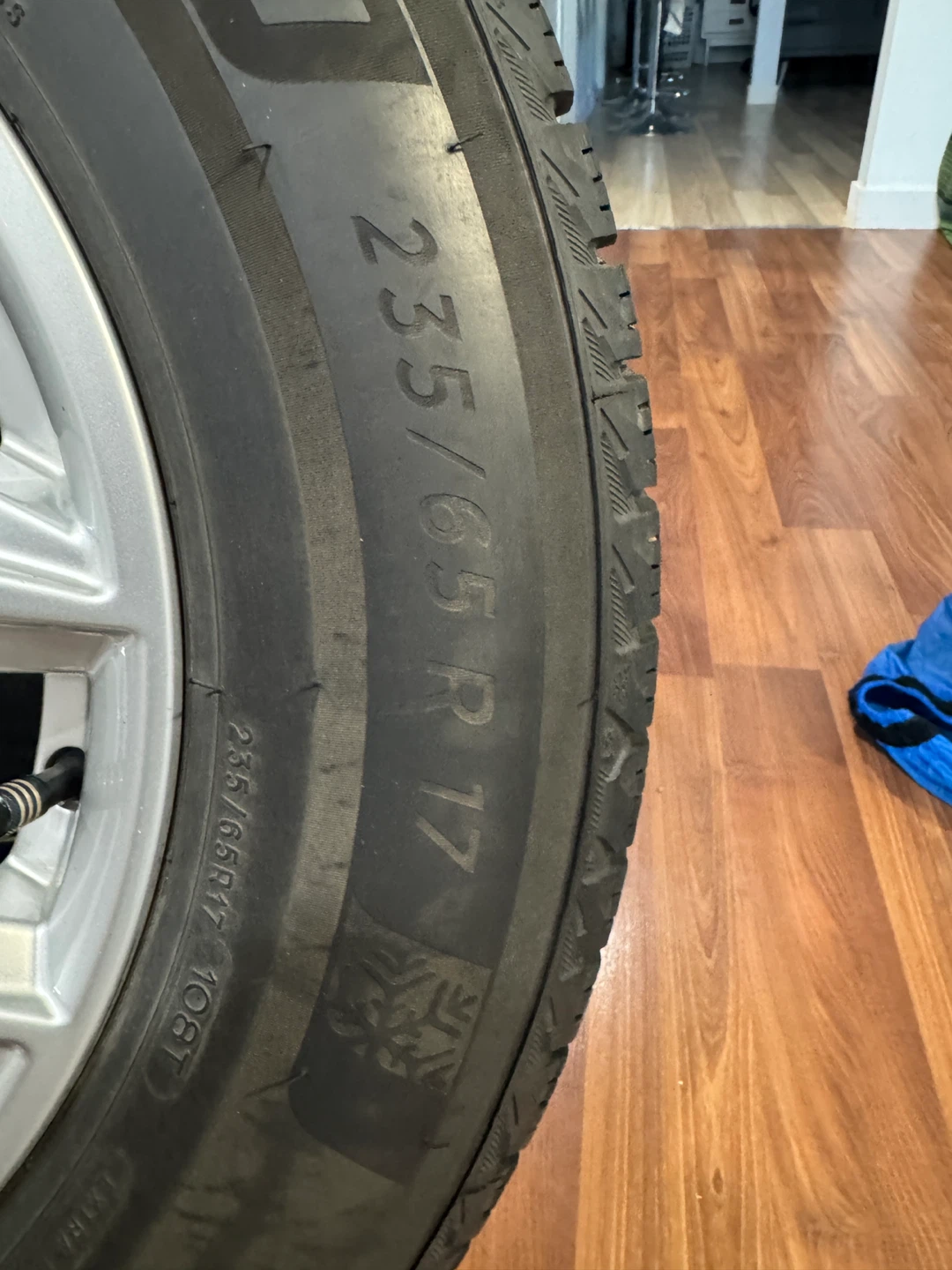 Michelin X-Ice Snow SUV Winter Tire 235/65 R17 - photo 4