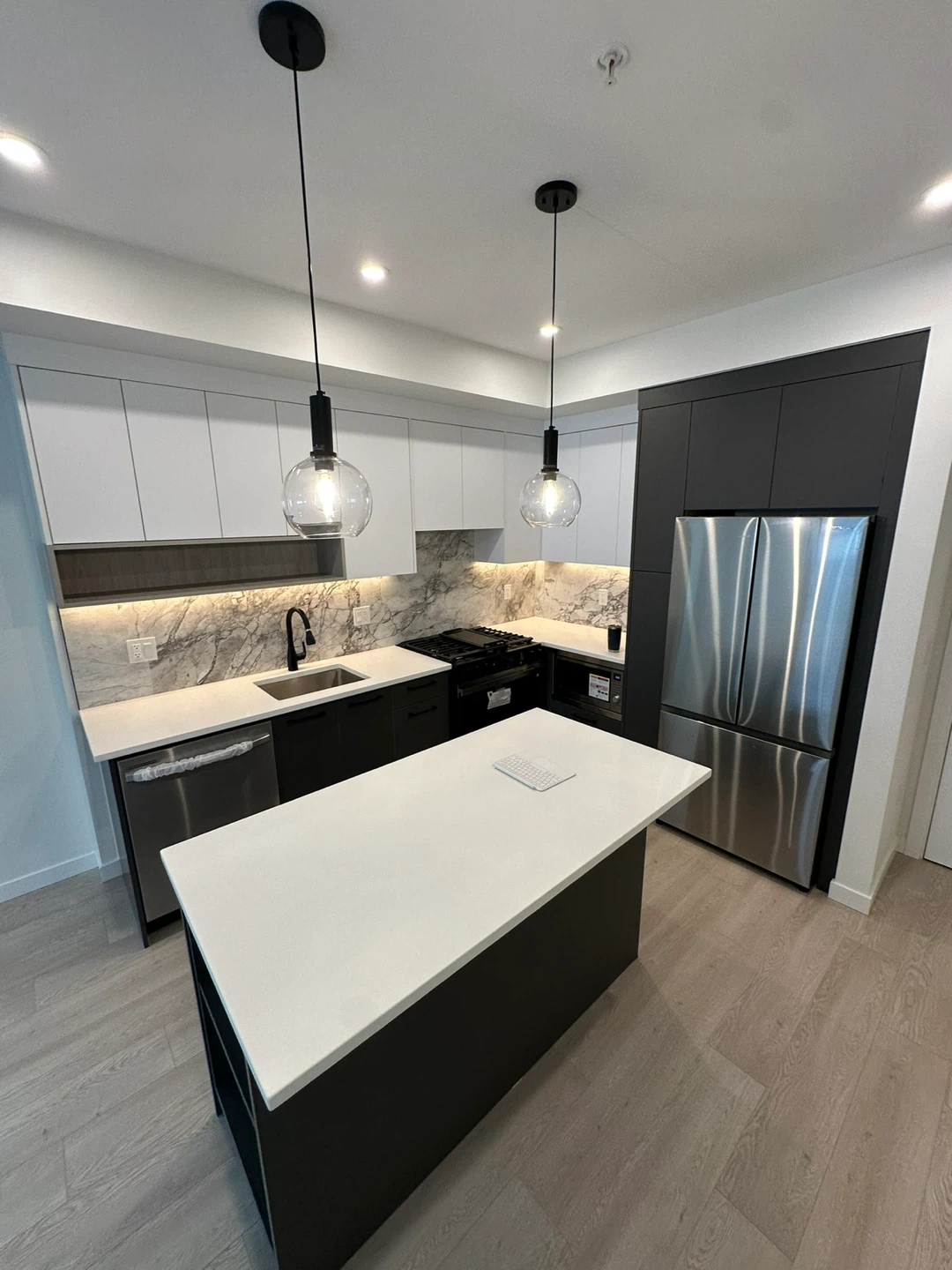 Modern Apartment with 2 Bedrooms and 2 Baths in Surrey/Langley - photo 2