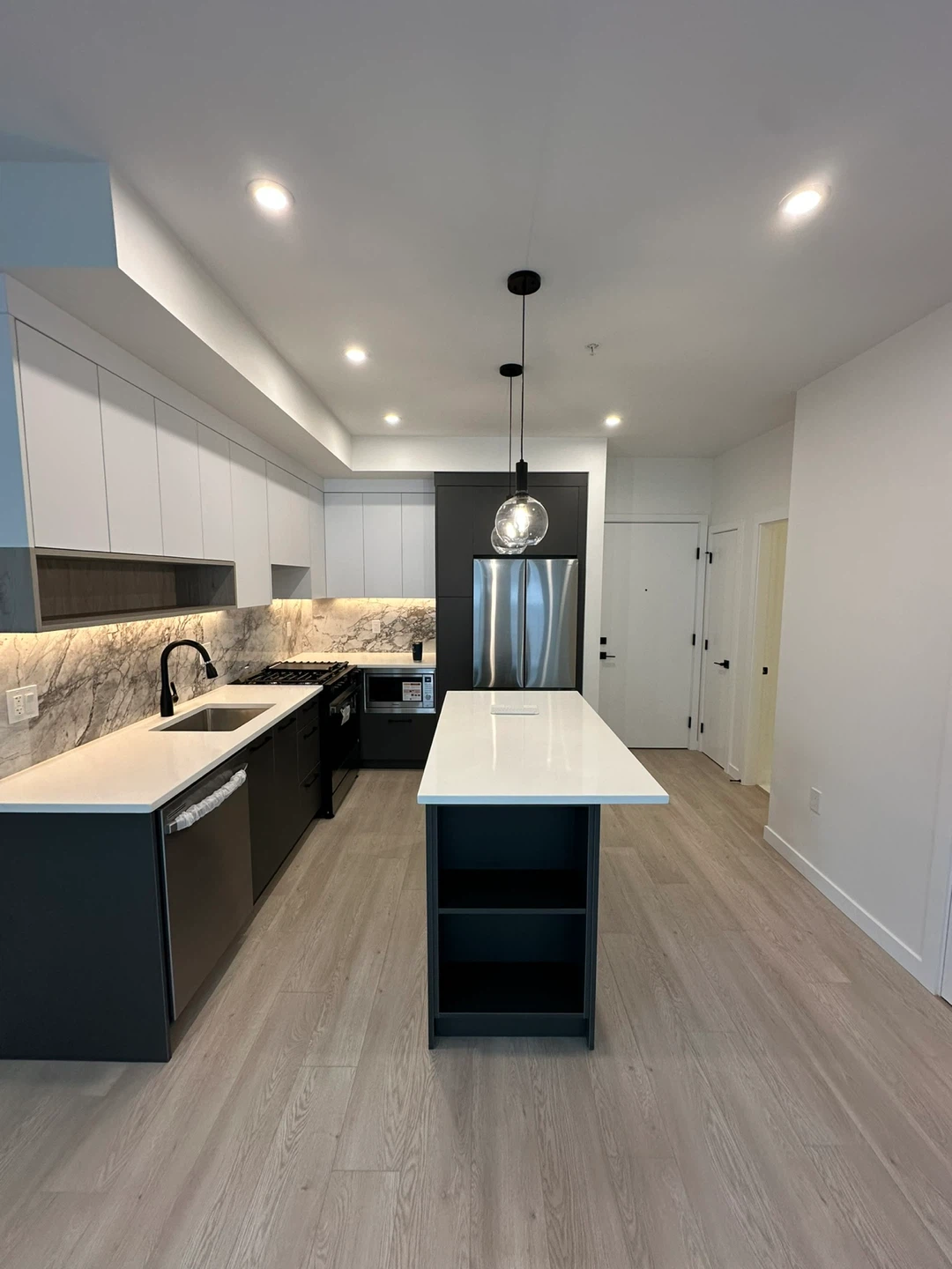 Modern Apartment with 2 Bedrooms and 2 Baths in Surrey/Langley