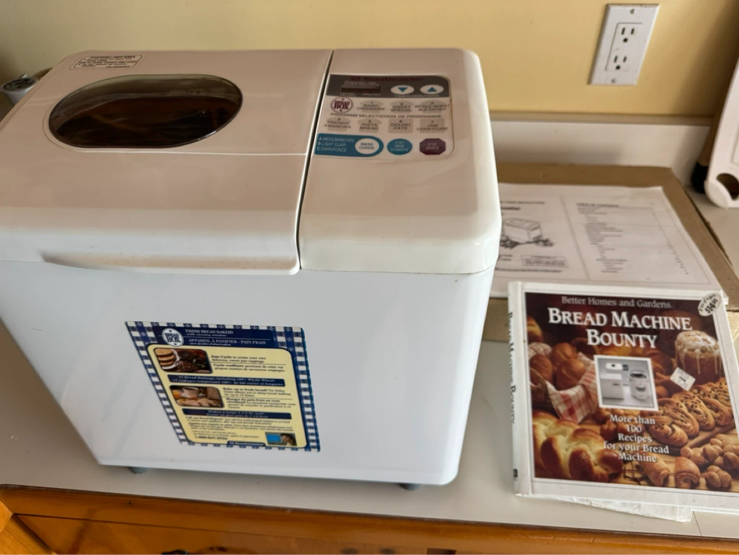 Toastmaster Breadmaker with Bread Machine Bounty cookbook