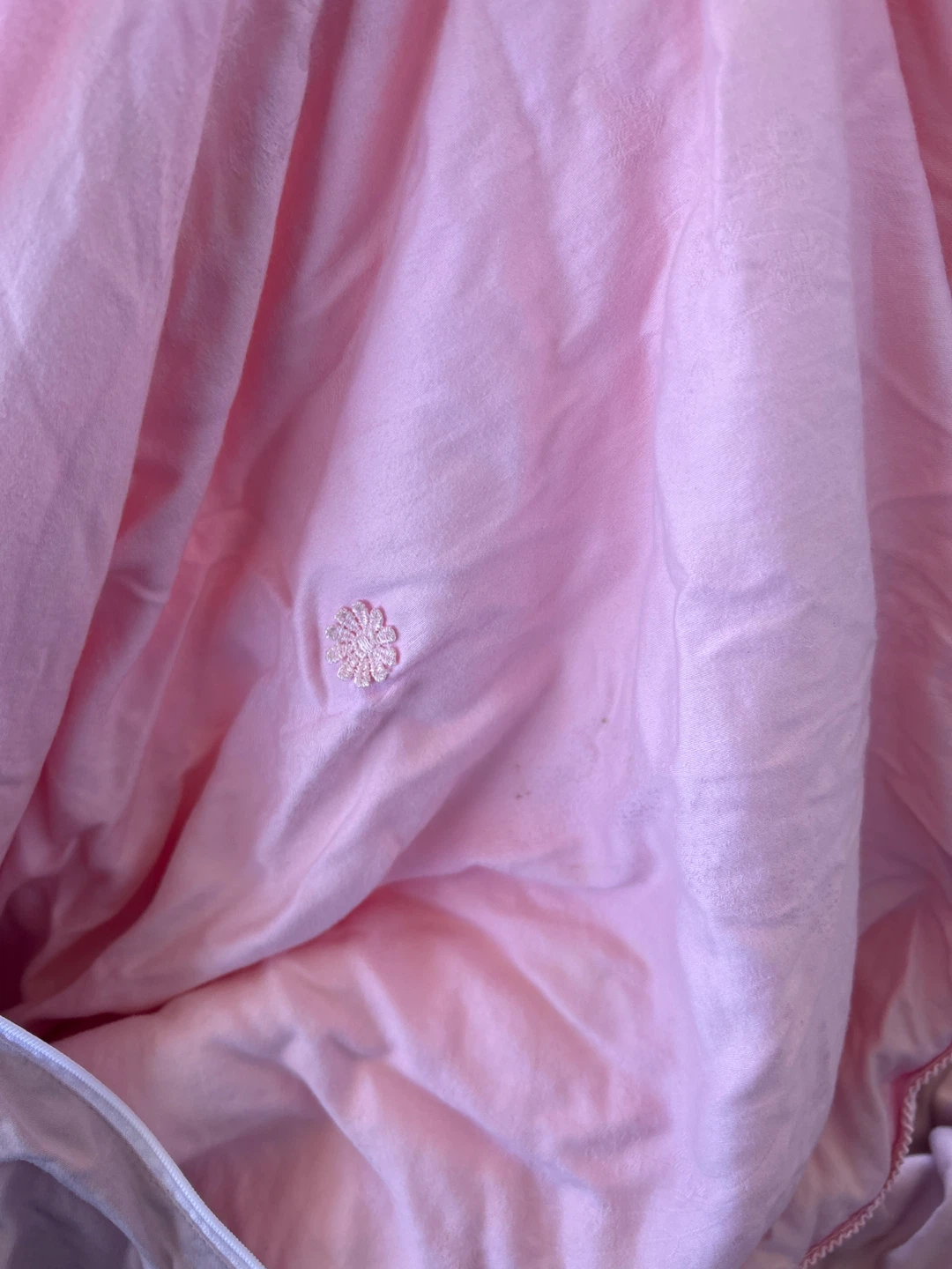Silk quilt blanket with embroidered flower