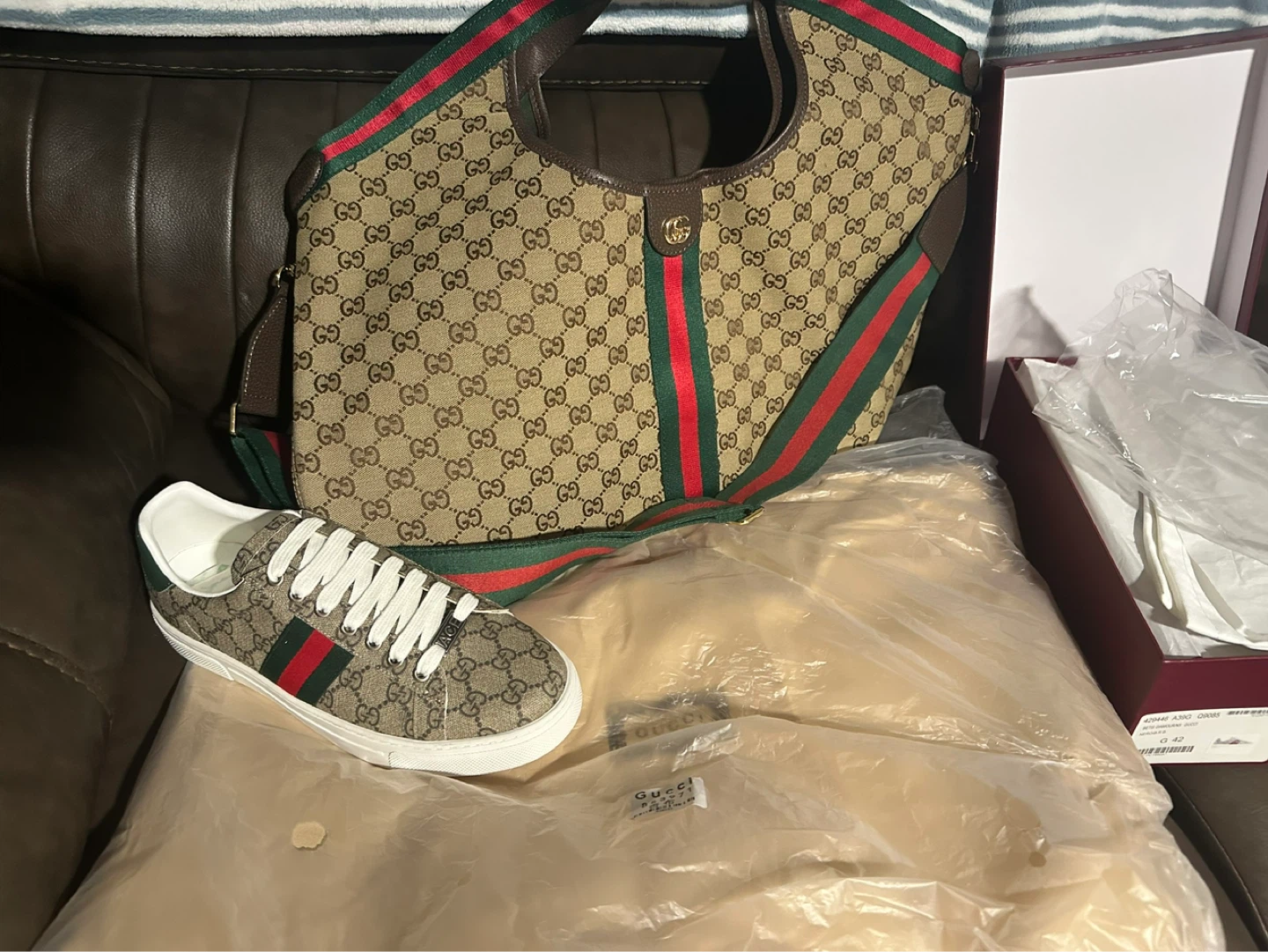Gucci GG Supreme Canvas Bee Sneakers and Shoulder Bag Set - photo 2