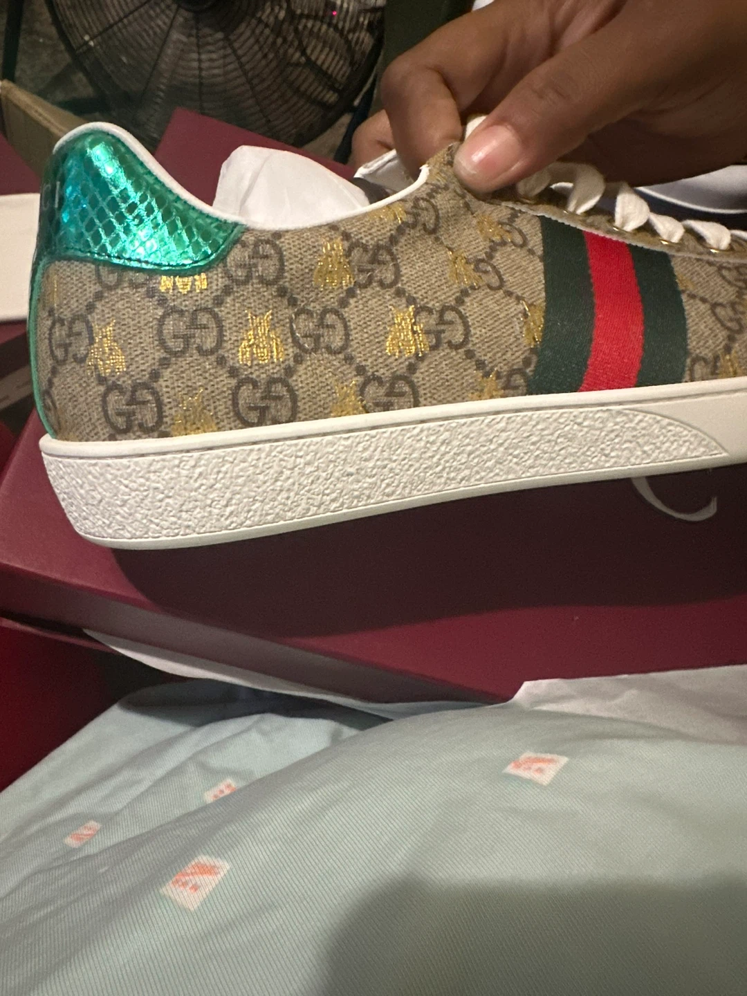Gucci GG Supreme Canvas Bee Sneakers and Shoulder Bag Set - photo 3