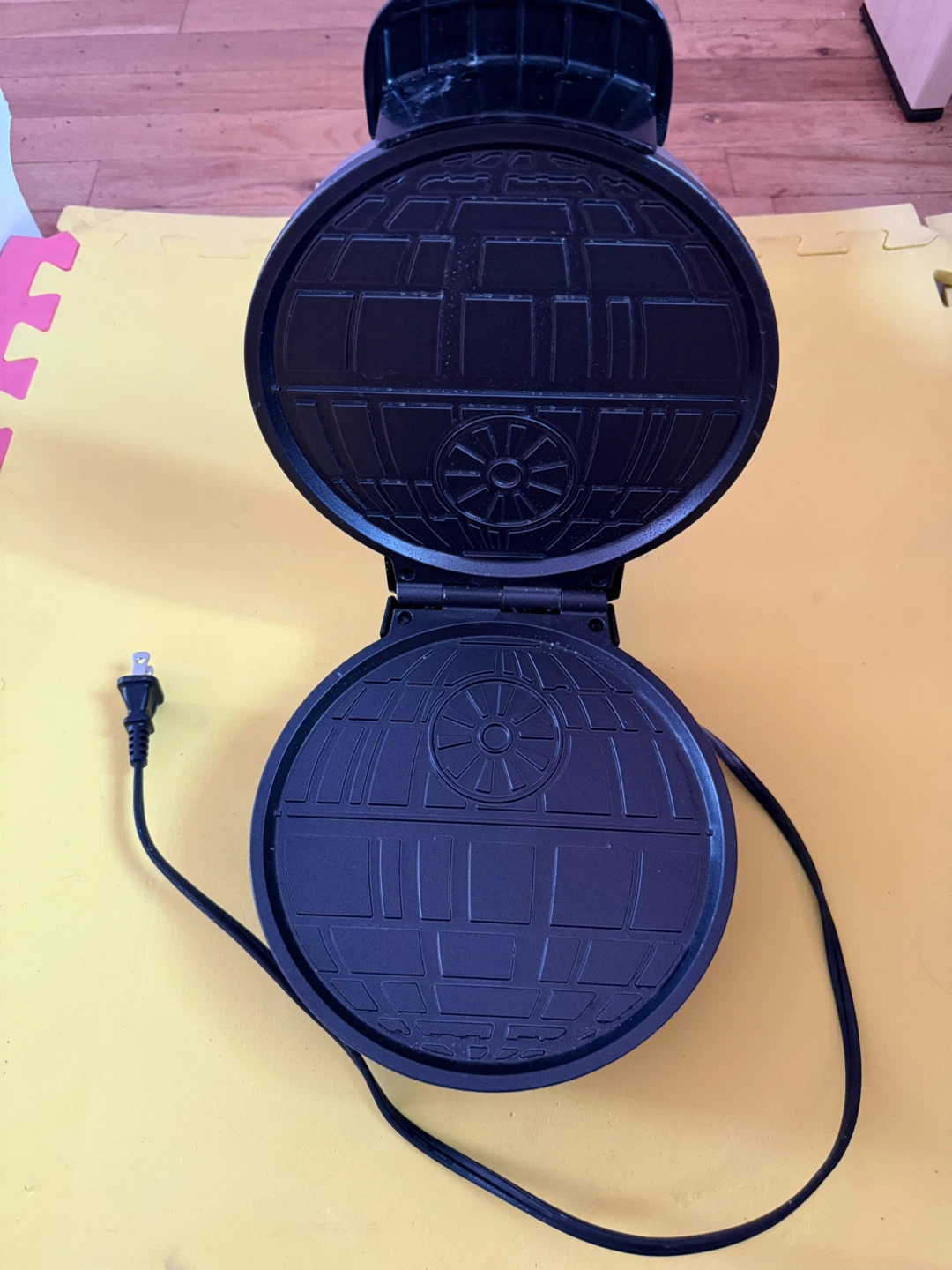 Star Wars Death Star Waffle Maker - photo 2