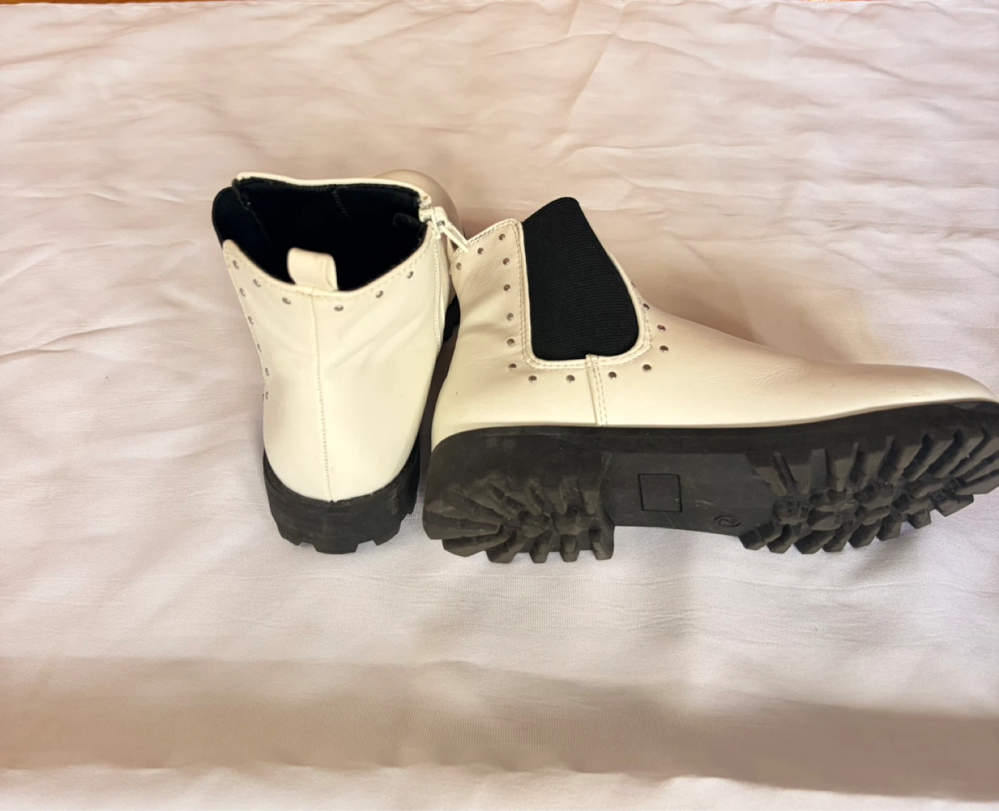 Girls size 2 - White studded ankle boots with side zipper - photo 2