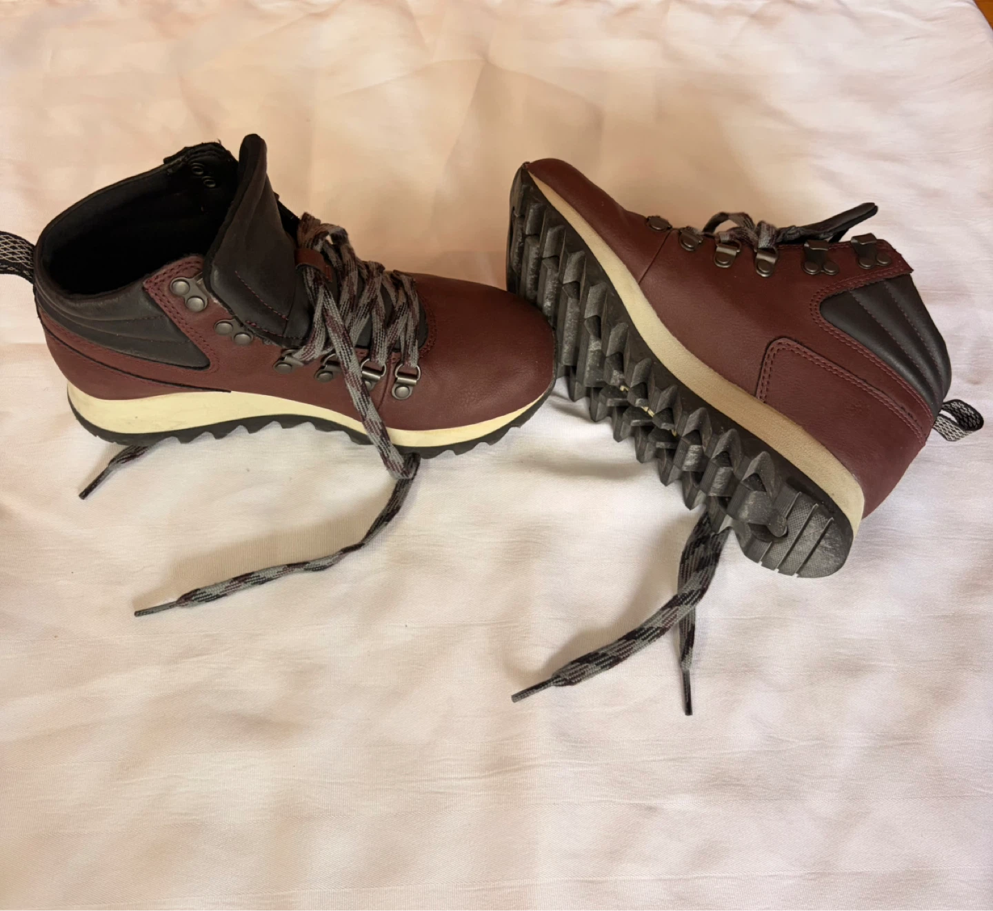 Size 5.5 Women’s Merrell hiking boot. - photo 3