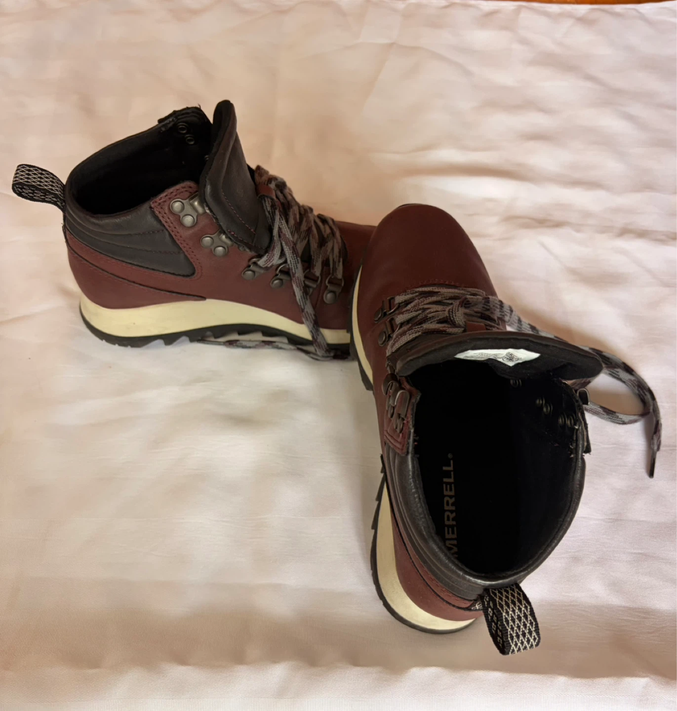 Size 5.5 Women’s Merrell hiking boot. - photo 2