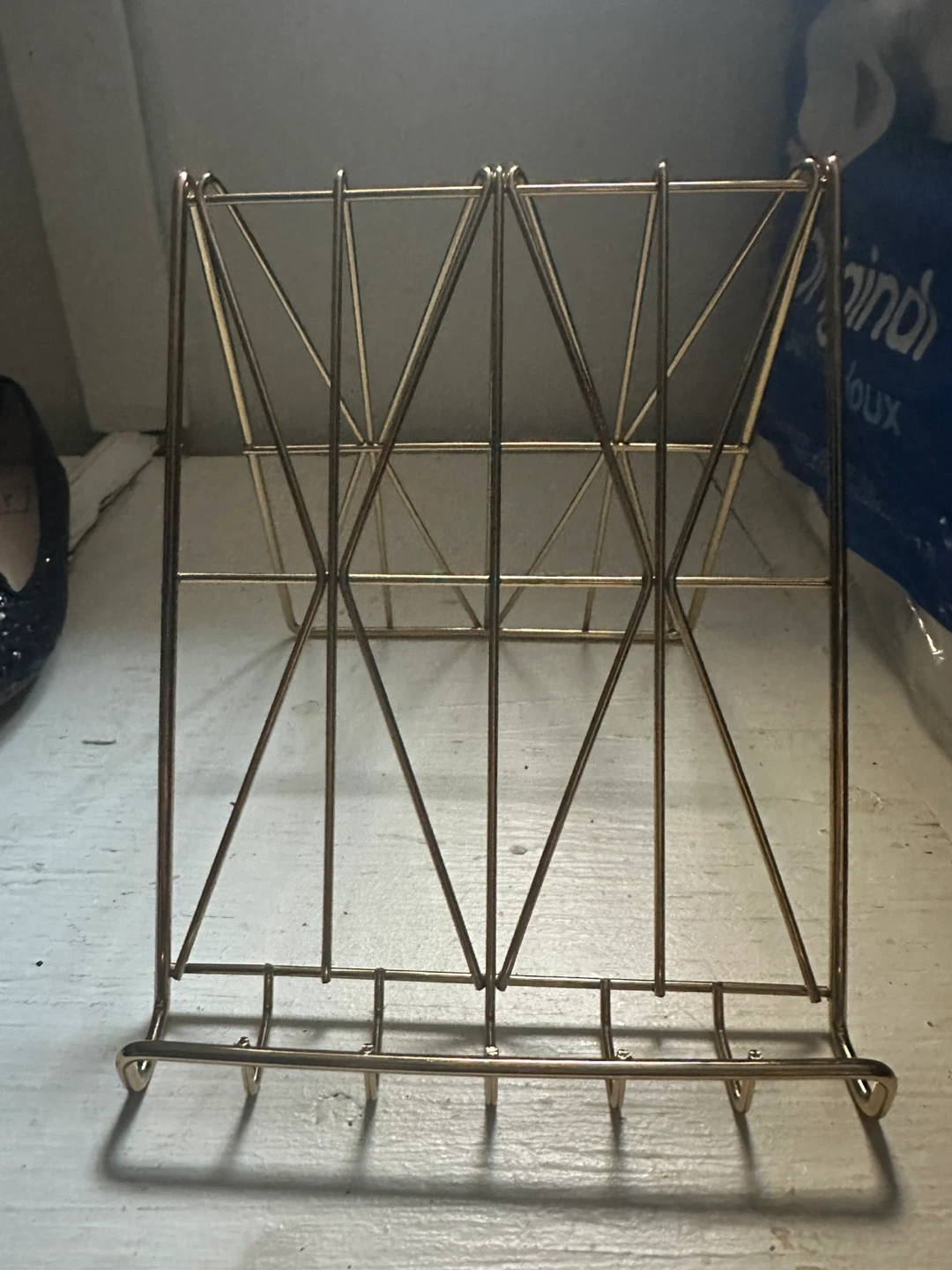 Gold Wire Magazine Holder