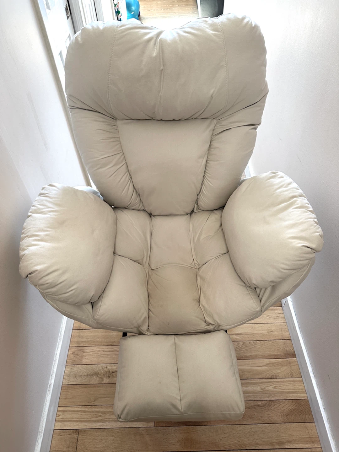 Oversized Plush Office/Gaming Chair with Foot Rest (CAN DELIVER)