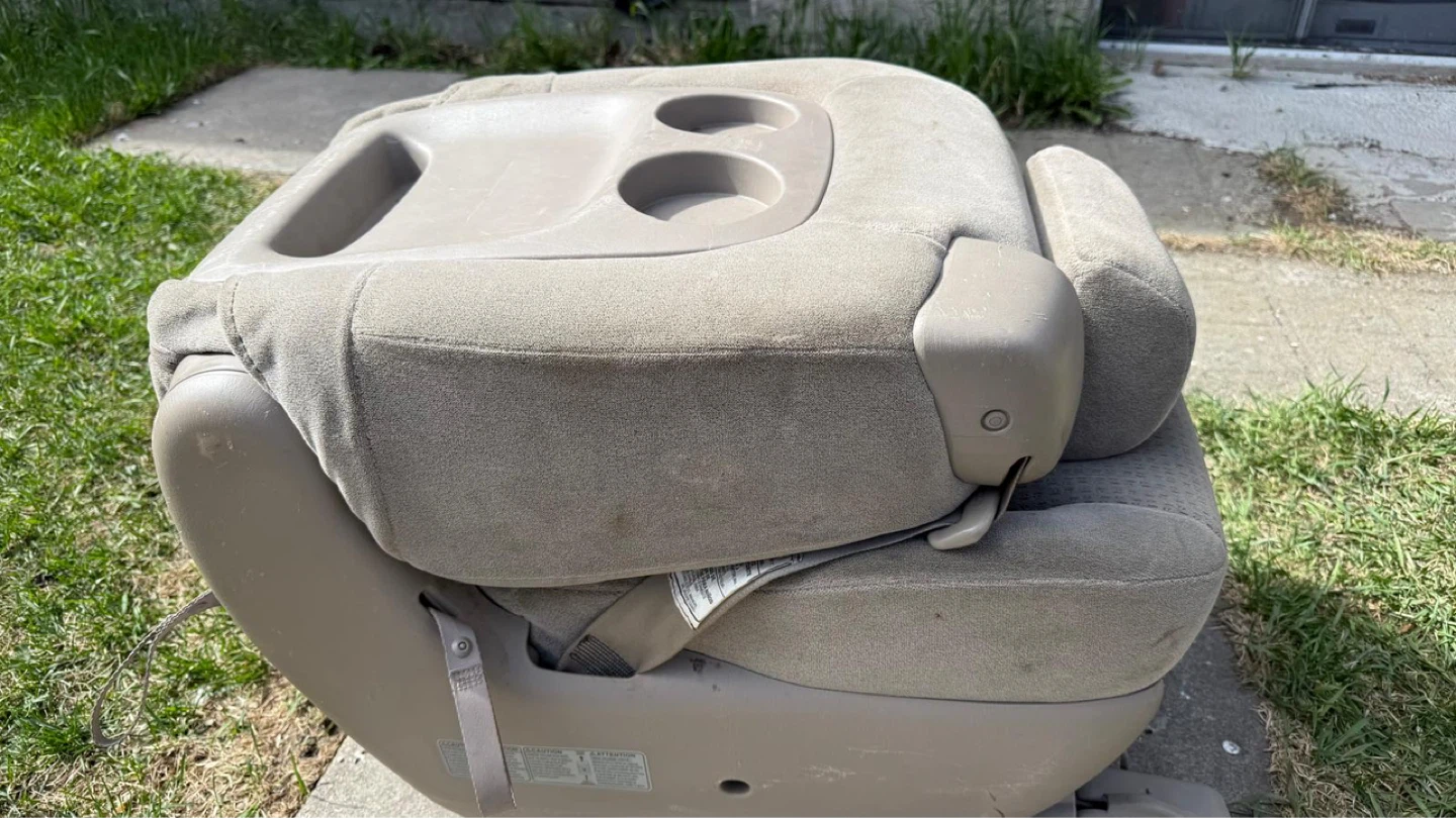 Used Toyota Seinna middle seat with Cup Holders