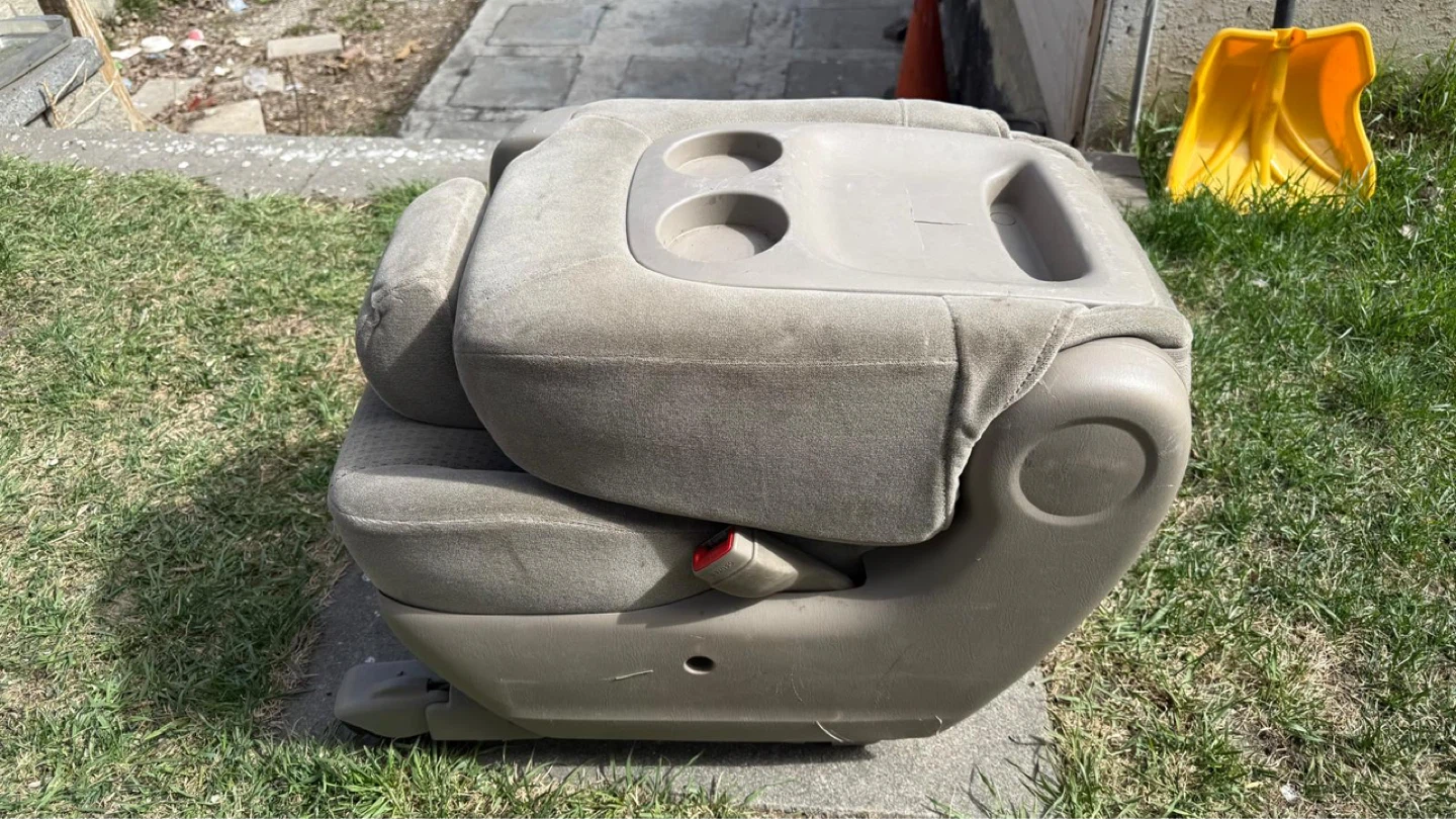 Used Toyota Seinna middle seat with Cup Holders - photo 2