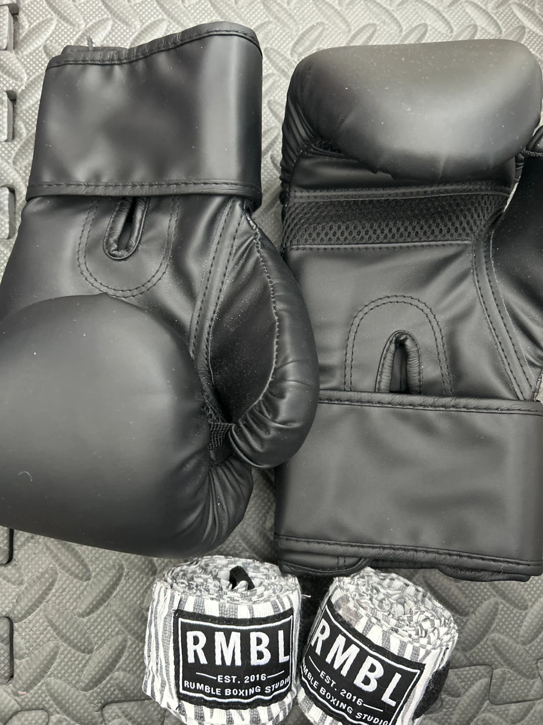 10oz Gingpai Boxing Gloves with RMBL Hand Wraps - photo 2
