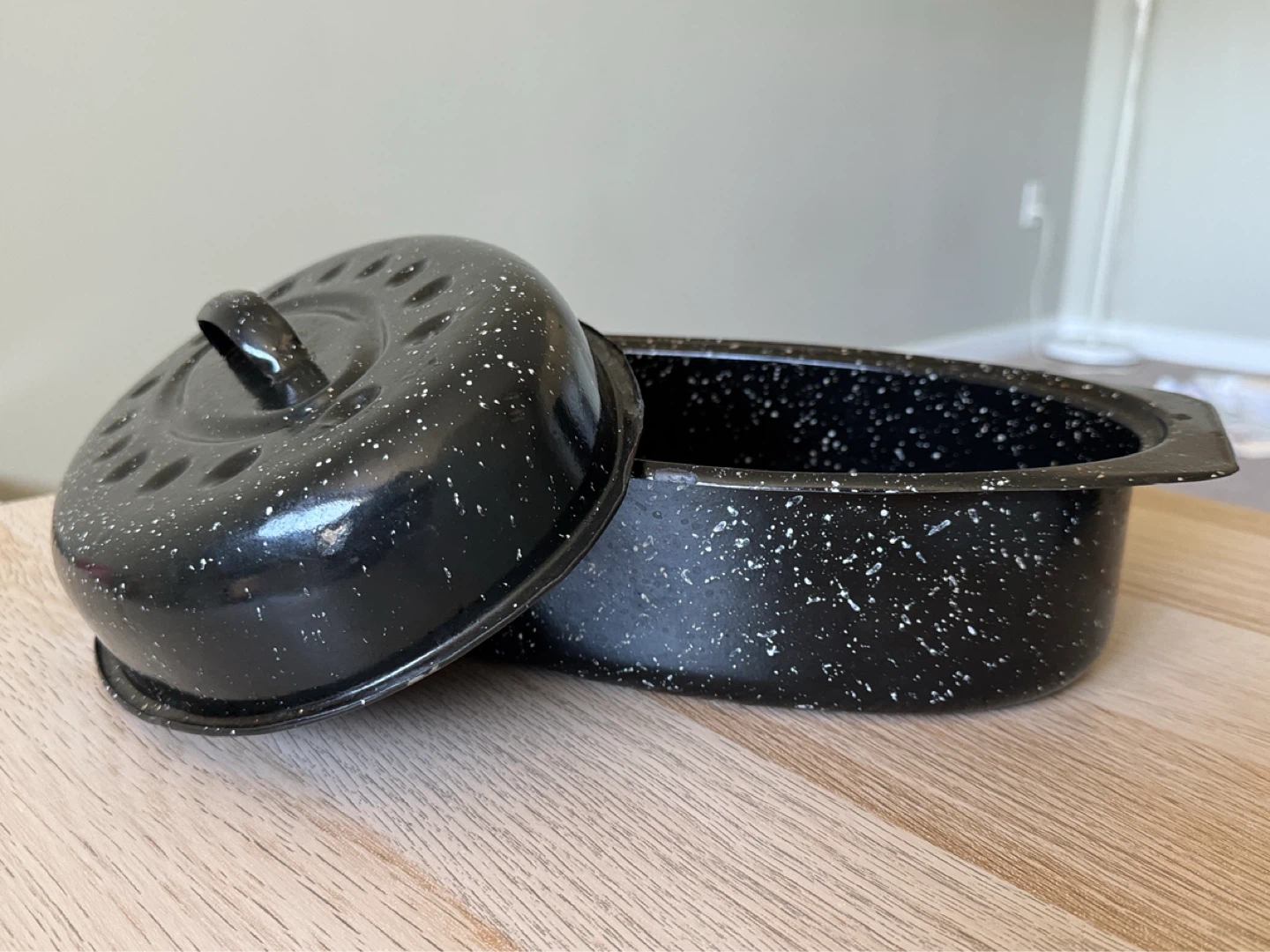 Black speckled roasting pan with lid