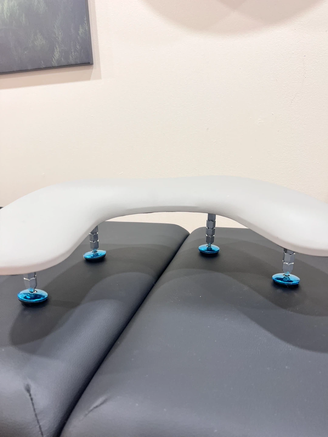 Curved Arm Rest with Adjustable Metal Legs - photo 2