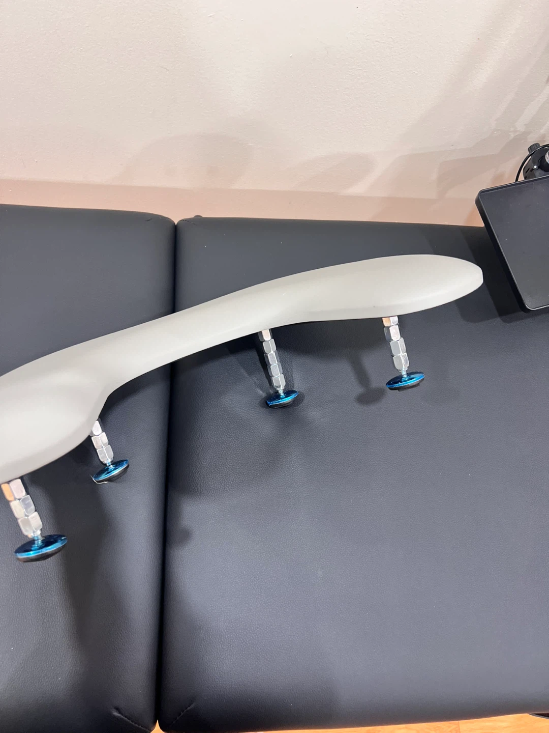 Curved Arm Rest with Adjustable Metal Legs - photo 3